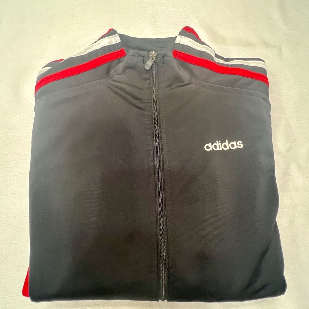 Women's black Adidas jacket with full zip and side pockets. - Picture 3 of 10